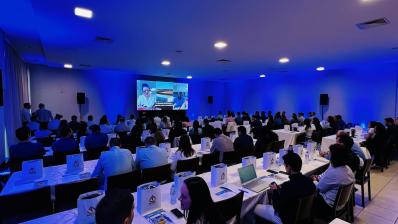 Group of poultry professionals attending Aviagen Connect meeting