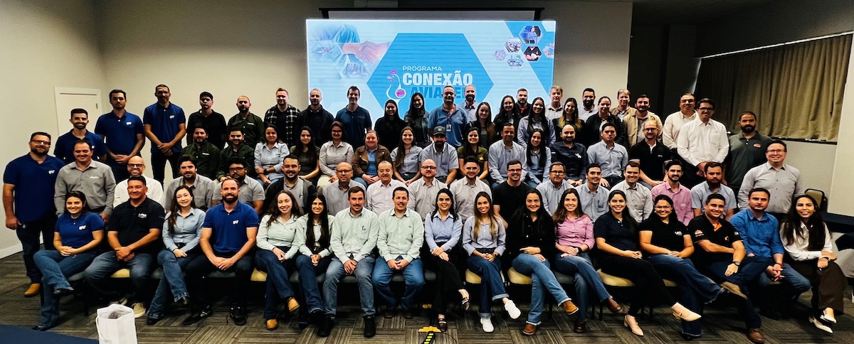 Group of poultry professionals attending Aviagen Connect meeting