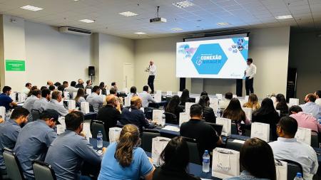Group of poultry professionals attending Aviagen Connect meeting
