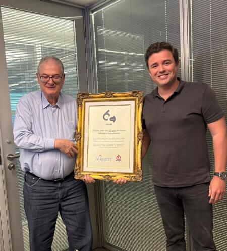 Aviagen Latin America President Ivan Pupo Lauandos presented Cialne representative with commemorative plaque
