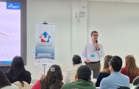 Speaker at seminar in São José, Santa Catarina, Brazil