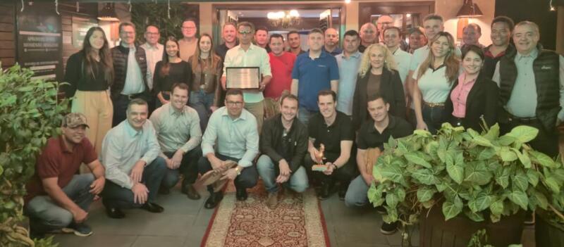 Globoaves Group with Ross 308 AP Breeder Performance Award