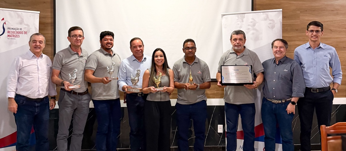 Gujão Alimentos group accepting award