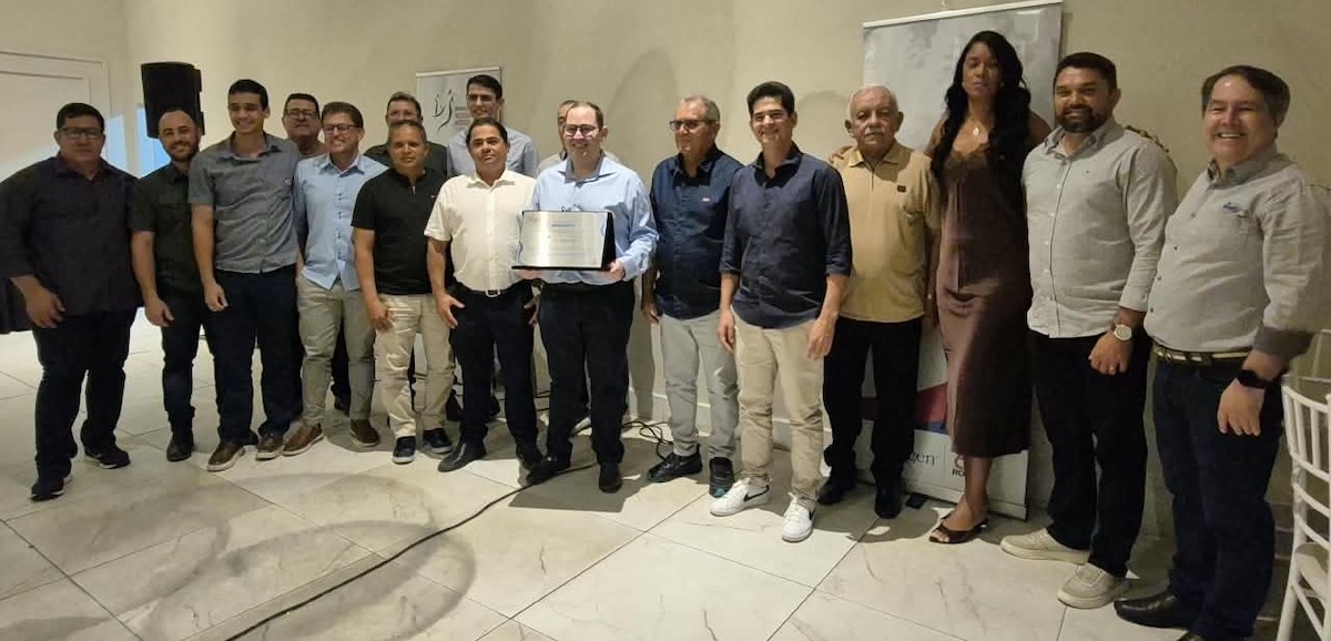 Guaraves group accepting award